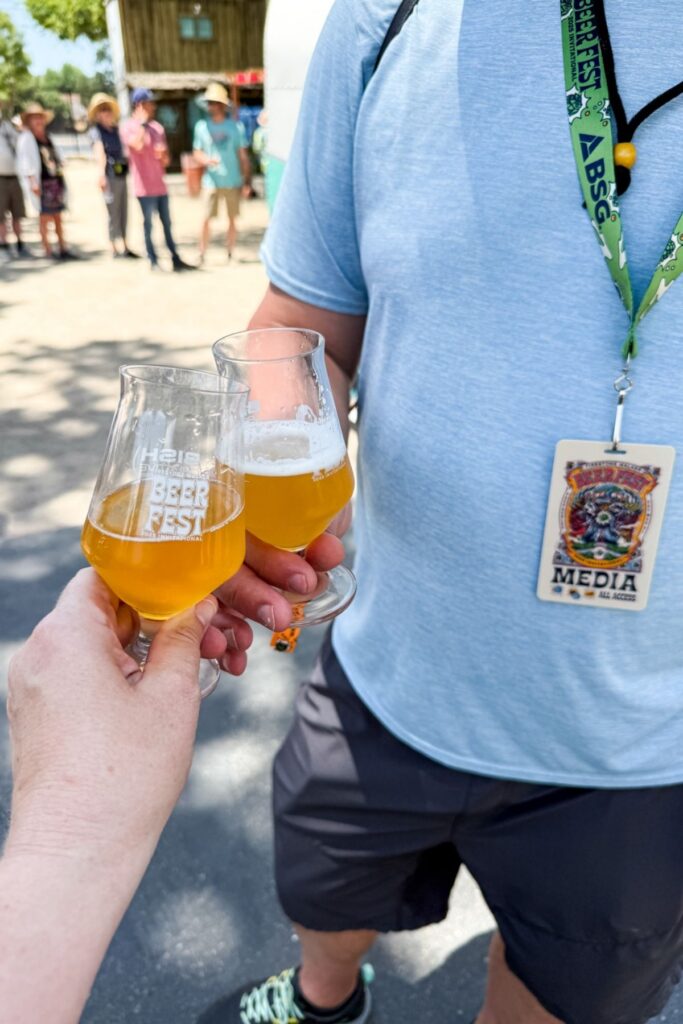 Two people cheersing beers